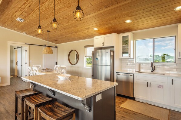 Kjøleskap, mikrobølgeovn, ovn og kokeplater