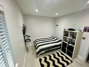 4 bedrooms, iron/ironing board, WiFi, bed sheets