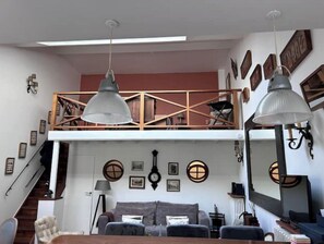 TV connectée, livres, chaîne hi-fi