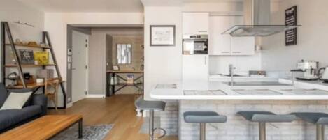 Kjøleskap, mikrobølgeovn, ovn og kokeplater