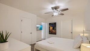 A bedroom with a bed, a ceiling fan, a poster, and a plant. - NEW - Awesome 6BR - 15 Min To Beach (Oceanside)