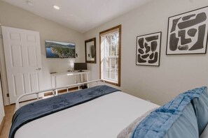 2 bedrooms, in-room safe, iron/ironing board, free WiFi - Nice House 10 minutes walk to Slopes large 65" TV (Big Bear Lake)
