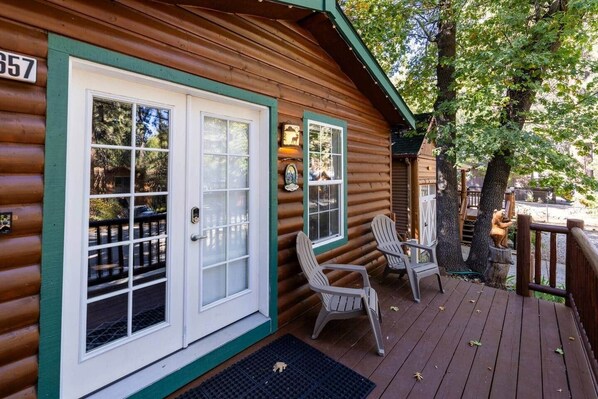 Exterior detail - Nice House 10 minutes walk to Slopes large 65" TV (Big Bear Lake)