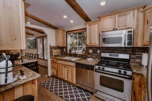 Fridge, microwave, oven, stovetop - Nice House 10 minutes walk to Slopes large 65" TV (Big Bear Lake)