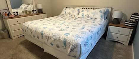 2 slaapkamers, een bureau, een strijkplank/strijkijzer, reisbedje