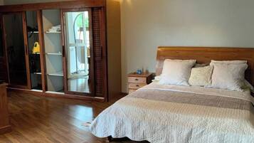 4 bedrooms, iron/ironing board, WiFi, bed sheets