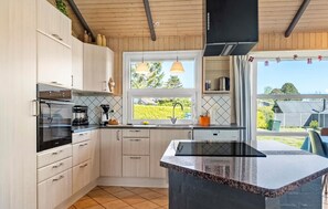 Fridge, oven, stovetop, dishwasher - Cozy home in Hejls with sauna (Hejls)