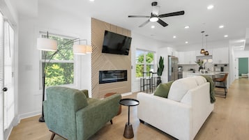 Smart TV, fireplace