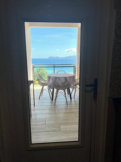 Beautiful full T2 equipped with sada with island view