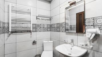 Panoramic Room, Sea View | Bathroom | Shower, free toiletries, hair dryer, towels