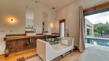 4 quartos, ferros/tábuas de passar roupa, Wi-Fi, roupa de cama