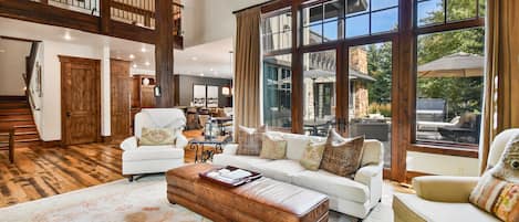 Télévision, cheminée, baby-foot, espaces bureaux