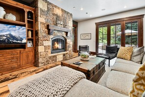 Télévision, cheminée, baby-foot, espaces bureaux