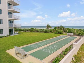 Sports court - Stunning 2-bedroom Direct Oceanfront Condo in beautiful New Smyrna Beach
(New Smyrna Beach)