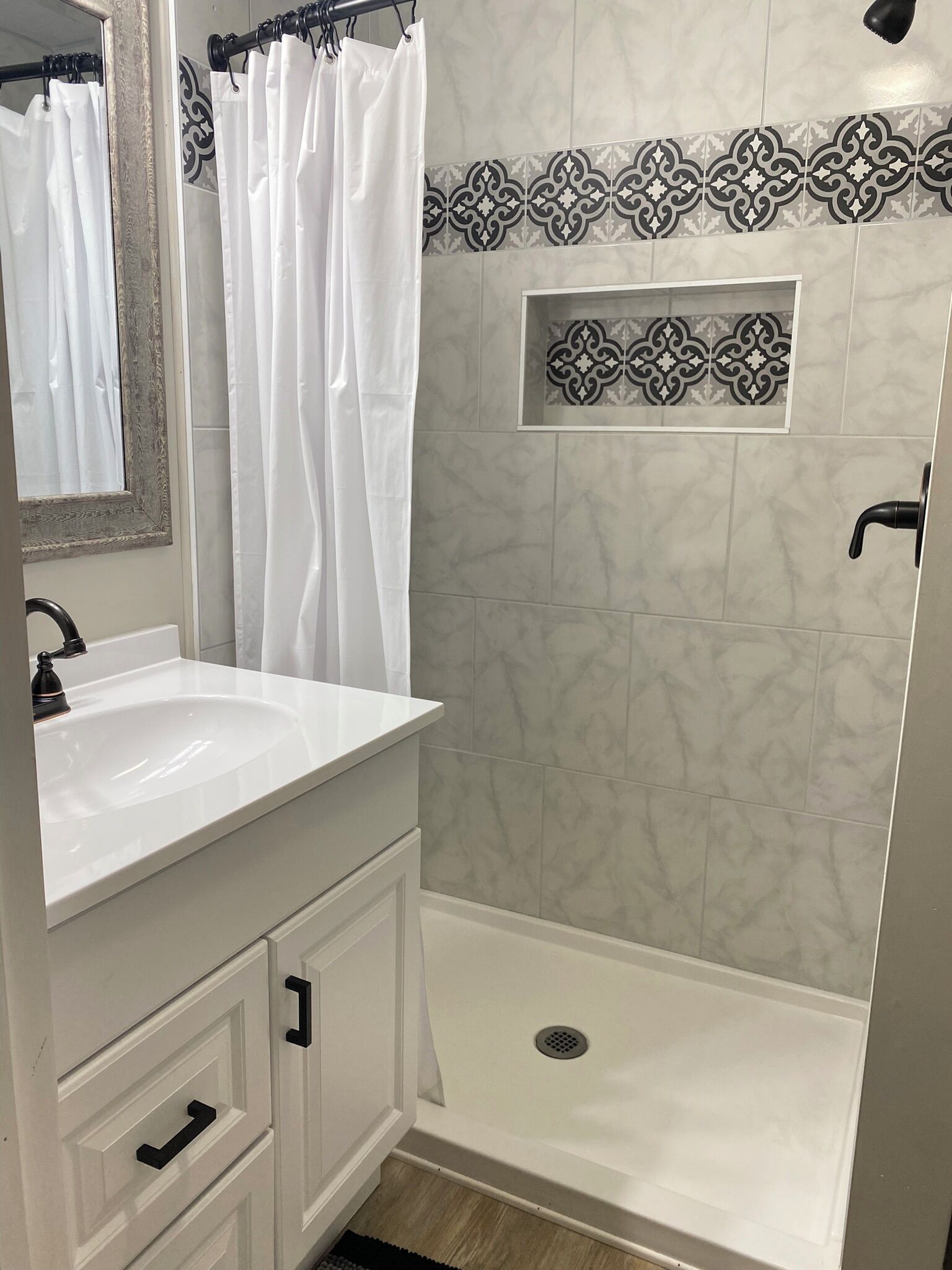 Douche, serviettes fournies, savon, papier de toilette