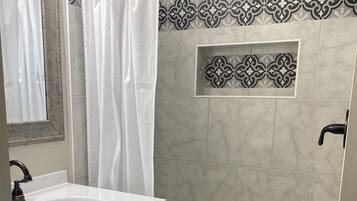 Douche, serviettes fournies, savon, papier de toilette