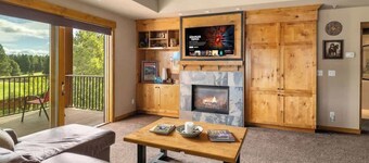 Top Floor Views | w/ Hot Tub | Golf Course