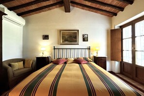 1 dormitori, planxa i posts de planxar, wifi i roba de llit 