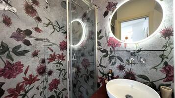 Douche, sèche-cheveux, bidet, serviettes fournies