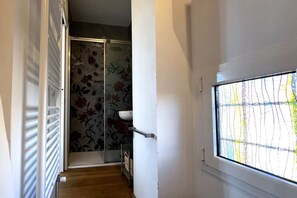 Douche, sèche-cheveux, bidet, serviettes fournies