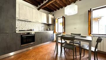 Frigorifero, forno, piano cottura, lavastoviglie