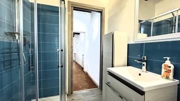 Dusche, Haartrockner, Bidet, Handtücher