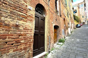 Exterior detail - The Alley-a stone's throw from the Square (Siena)