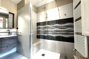 Doccia, asciugacapelli, bidet, asciugamani