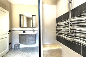 Een douche, een haardroger, een bidet, handdoeken