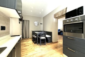 Fridge, microwave, oven, stovetop - The small square of the Castellare (Siena)