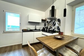Réfrigérateur, un four, surface de cuisson, lave-vaisselle