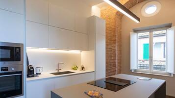 Kühlschrank, Mikrowelle, Ofen, Herdplatte