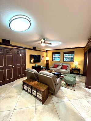 Smart-TV, Tischtennisplatte, Bücher