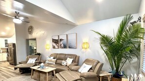 Een moderne woonkamer met een modulaire bank, een salontafel en een potplant.