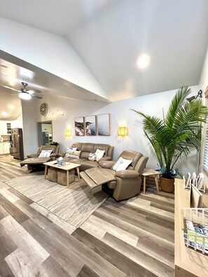 Smart-TV, Tischtennisplatte, Bücher