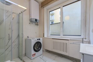 Interior - Explore Milan with your family from this spacious and cozy apartment, located just a 15-minute walk from the Duomo! Ideal for families of up to 5 people (plus a crib available upon request), the apartment is equipped with all the comforts you need for a (Milan)