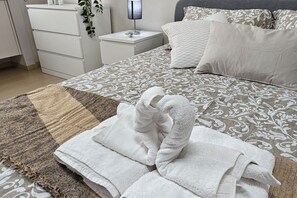 1 habitación, escritorio, tabla de planchar con plancha y cuna de viaje 