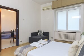 1 bedroom, desk, iron/ironing board, travel cot - Explore Milan with your family from this spacious and cozy apartment, located just a 15-minute walk from the Duomo! Ideal for families of up to 5 people (plus a crib available upon request), the apartment is equipped with all the comforts you need for a (Milan)