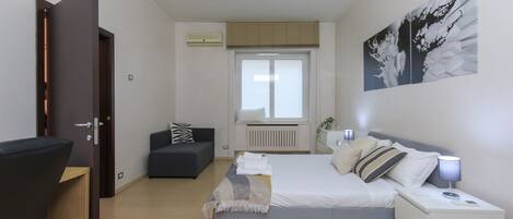 1 Schlafzimmer, Schreibtisch, Bügeleisen/Bügelbrett, Reisekinderbett