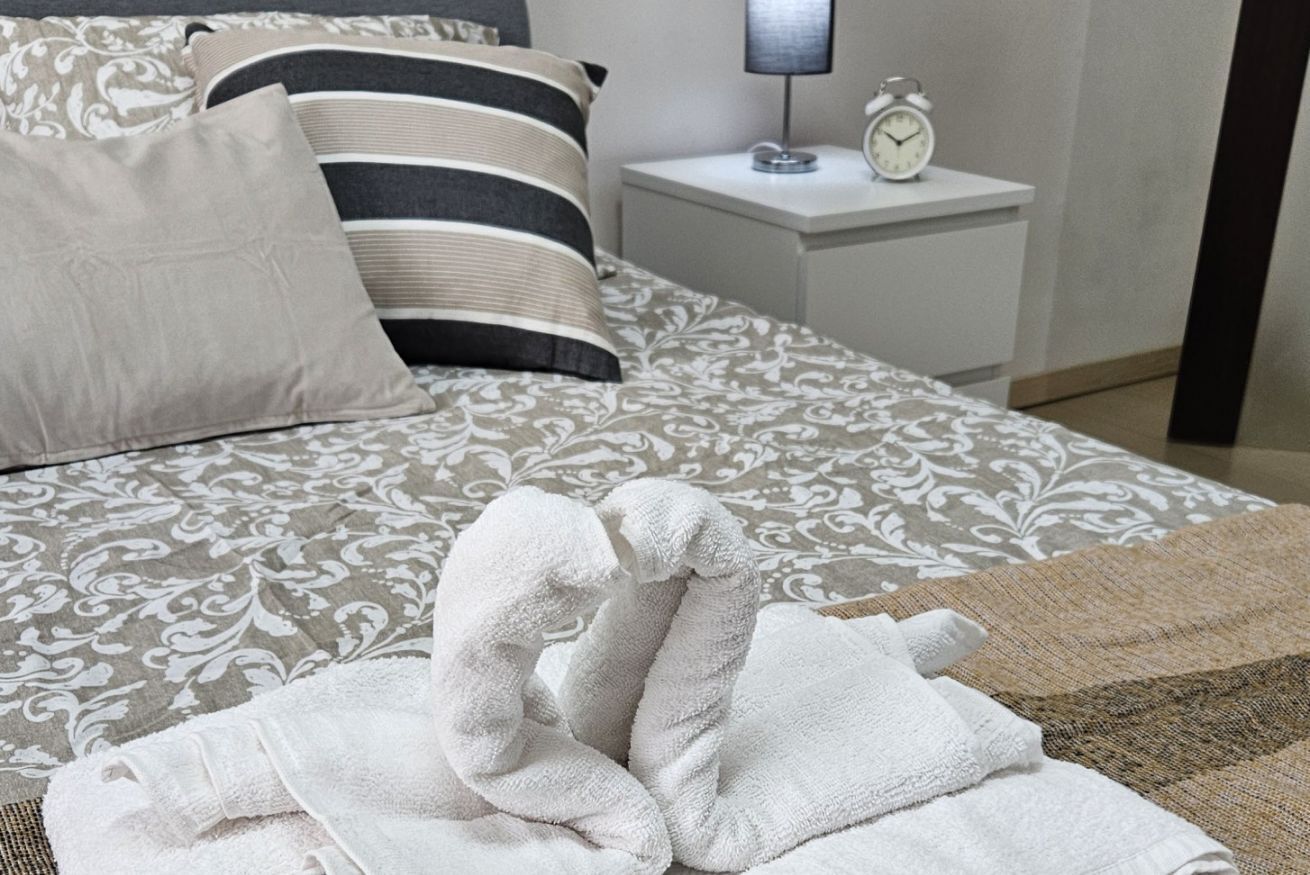 1 soverom, skrivebord, strykejern/-brett og reiseseng for barn