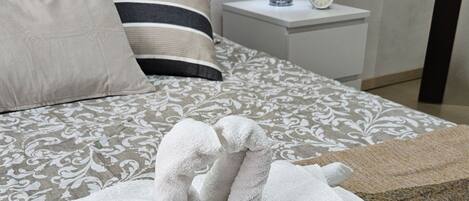 1 soverom, skrivebord, strykejern/-brett og reiseseng for barn