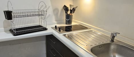 Jääkaappi, mikroaaltouuni, liesi, kahvin-/teenkeitin