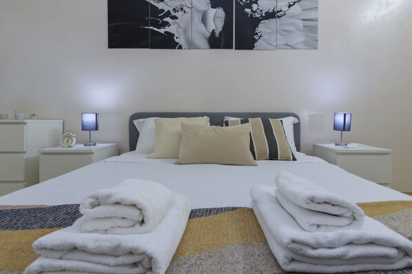 1 bedroom, desk, iron/ironing board, travel cot - Explore Milan with your family from this spacious and cozy apartment, located just a 15-minute walk from the Duomo! Ideal for families of up to 5 people (plus a crib available upon request), the apartment is equipped with all the comforts you need for a (Milan)