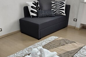 Interior - Explore Milan with your family from this spacious and cozy apartment, located just a 15-minute walk from the Duomo! Ideal for families of up to 5 people (plus a crib available upon request), the apartment is equipped with all the comforts you need for a (Milan)