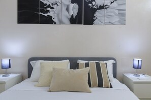1 habitación, escritorio, tabla de planchar con plancha y cuna de viaje 