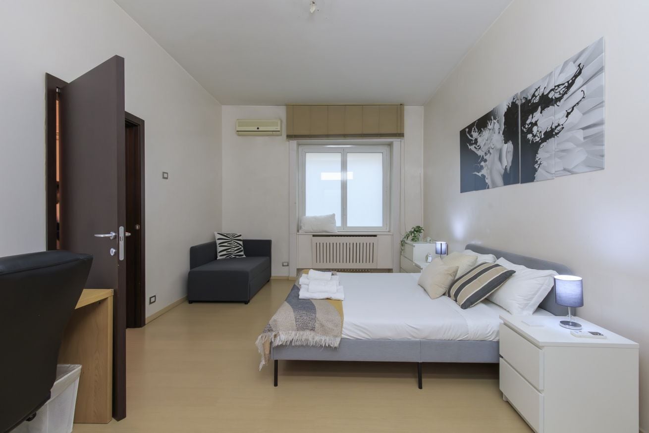 1 Schlafzimmer, Schreibtisch, Bügeleisen/Bügelbrett, Reisekinderbett