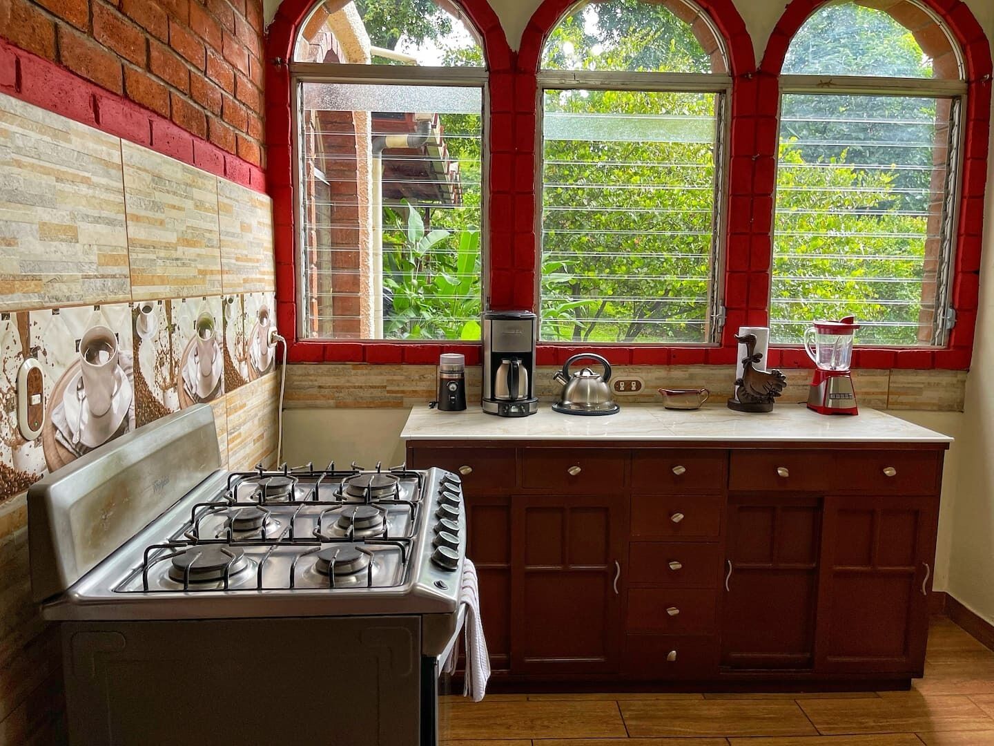 Kjøleskap, mikrobølgeovn, kaffetrakter/tekoker og brødrister