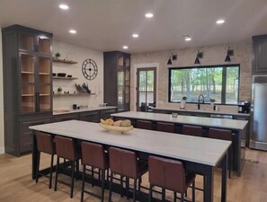 Kylskåp, mikrovågsugn, ugn och spishäll