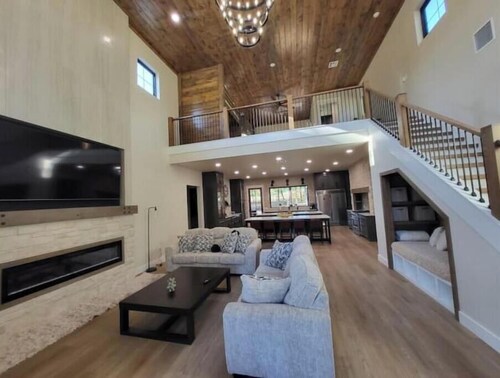 4-bedroom vacation home just 5 minutes from Lake Texoma