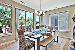 ファミリー ハウス | 客室内のダイニングエリア